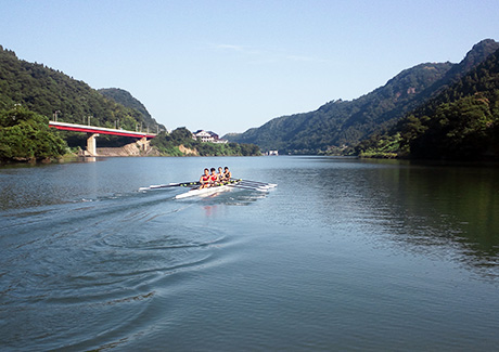 富山漕艇場の水域の景色